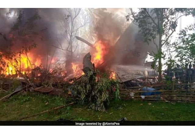 Военен самолет се разби във Филипините