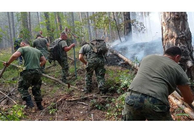 Военни участват в гасенето на пожара