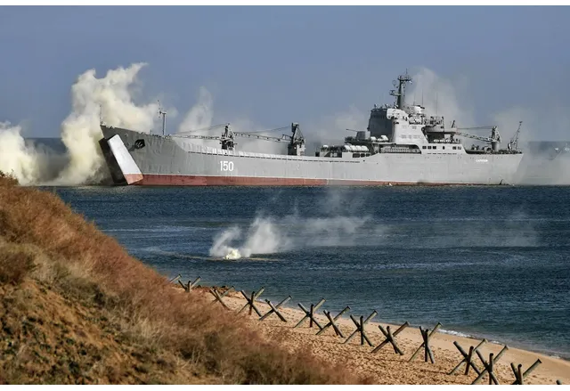 Военно-десантният кораб "Саратов" преди да бъде унищожен