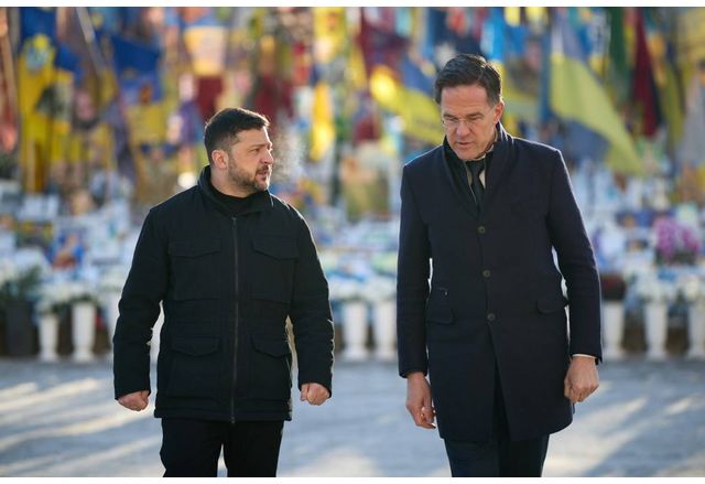 Украинският президент Володимир Зеленски информира генералния секретар на НАТО Марк