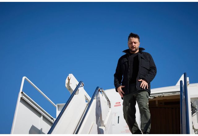 Ирландски военен кораб е забелязал пет дрона близо до въздушния