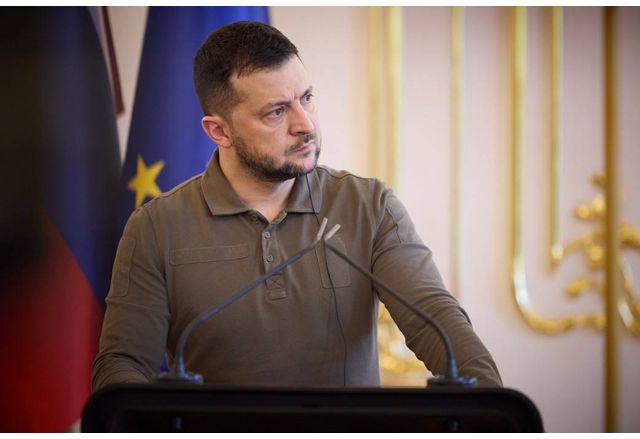 Украинският президент Володимир Зеленски говори при откриването на 8 ата среща
