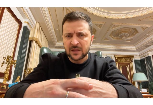 Украинският президент Володимир Зеленски заплаши с нови нападения срещу военни