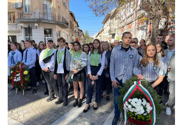 Стотици врачани се събраха пред паметника на Св Софроний Врачански