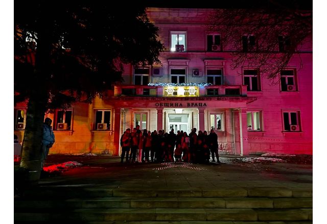 Сградата на Община Враца бе осветена в червен цвят по