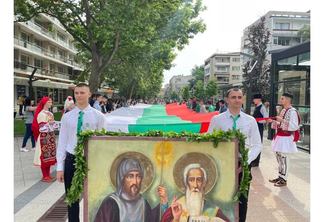 Враца отбеляза 24 май с празнично шествие