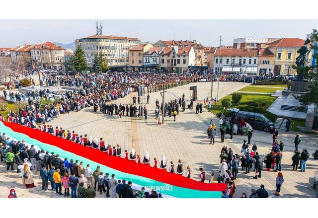 С тържествено шествие и официална церемония на централния площад Враца