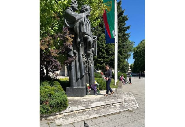Зам.-кметът на Община Враца Петя Долапчиева се преклони пред паметта на двамата братя Кирил и Методий и поднесе цветя пред паметника им в центъра на града