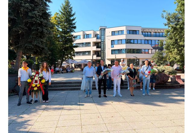 В знак на признателност към неговото дело пред паметника на
