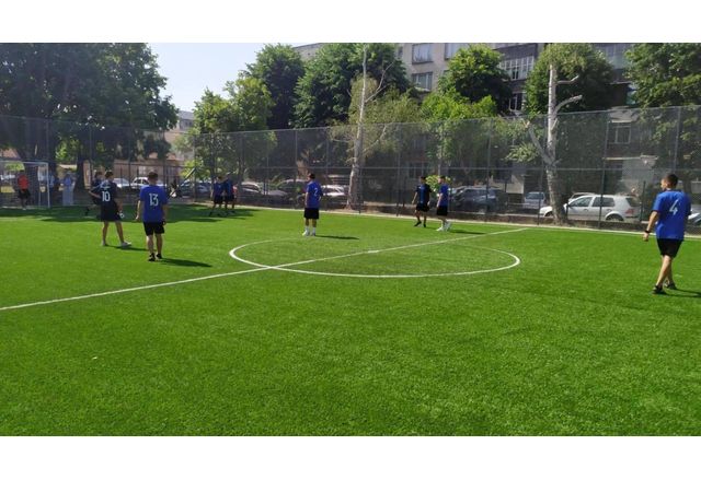 Професионалната гимназия Димитраки Хаджитошин вече разполага с ново футболно игрище