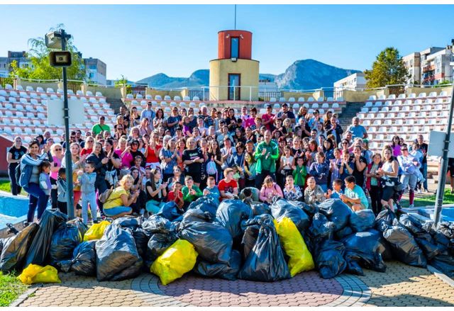 С много ентусиазъм и общи усилия десетки доброволци служители на