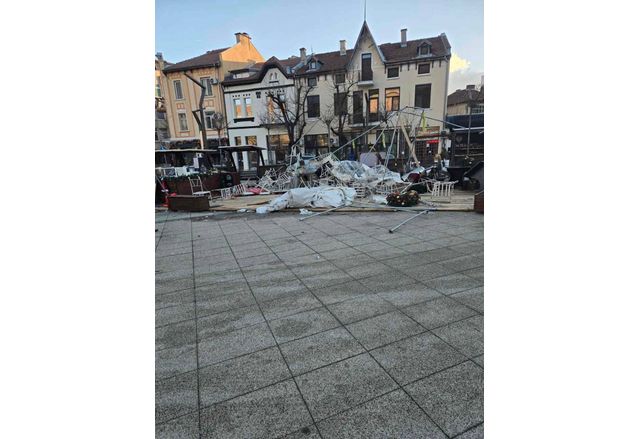 През изминалата нощ ураганният вятър във Враца достигна скорост над