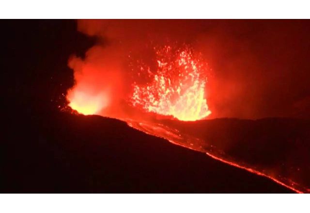 Вулканът Етна изригна зрелищно, засипа с пепел Катания