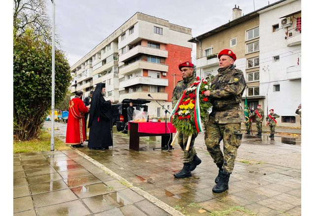 Във Враца почетоха паметта на героите от войните