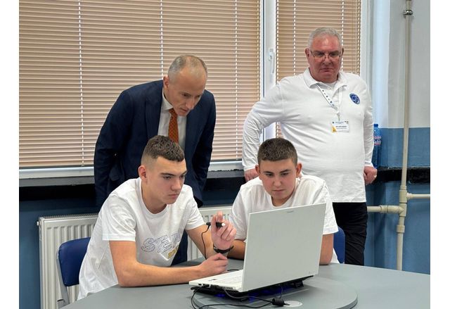 Министърът на образованието и науката Красимир Вълчев в Ловеч, където се запозна с материалната база и възможностите за развитие на четири училища