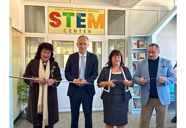 Министърът на образованието и науката Красимир Вълчев, който откри нов STEM център с пет технологични кабинета и две учебни зали в ОУ "Двайсти април" – Панагюрище