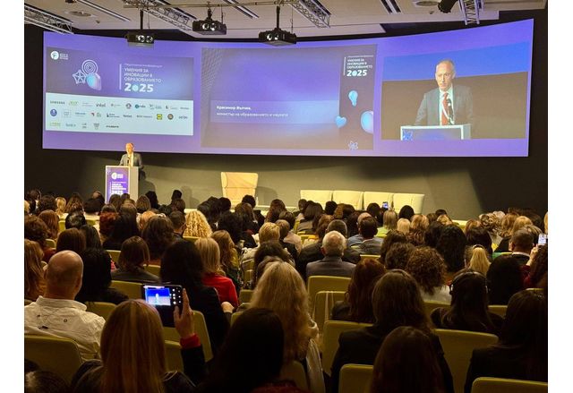 Красимир Вълчев при откриването на конференция, посветена на иновациите в образованието в ерата изкуствения интелект