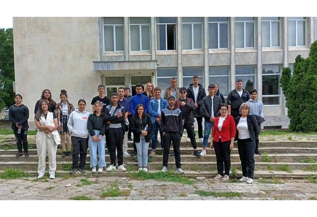 Прокурор Жасмина Колева от Районна прокуратура - Варна се включи в инициатива на Община Вълчи дол и разговаря с ученици от града за вредите от употребата на наркотични вещества