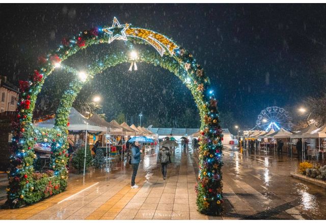 Зимната магия във Враца е факт – ледената пързалка отвори