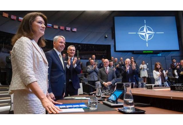 Външните министри на Финландия и Швеция подписаха присъединителните протоколи на страните си към НАТО