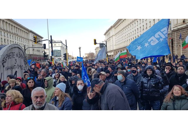В 9 часа започна протеста на ГЕРБ пред сградата на