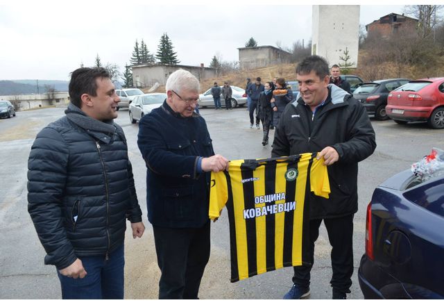 ГЕРБ-Перник подари нови екипи на футболистите от Димитровец