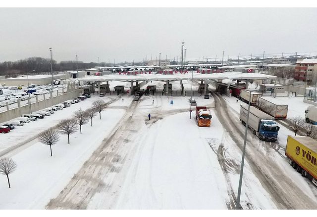 На границата с Турция трафикът е изключително интензивен на граничните