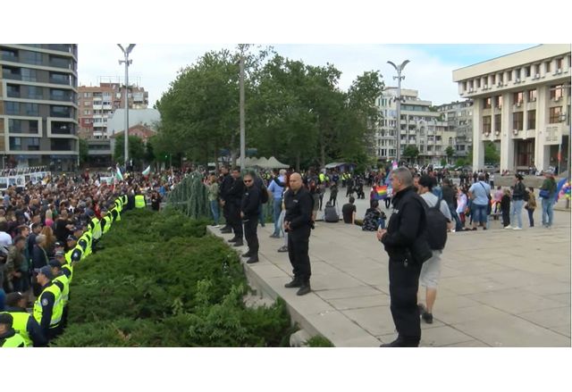 Гей парад и анти гей парад в Бургас