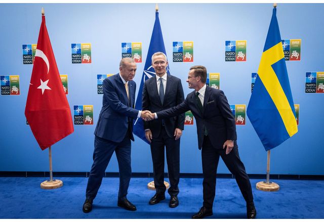 Генералният секретар на НАТО Стойлтенберг, турския президент Реджеп Ердоган и шведския министър-председател Улф Кристершон