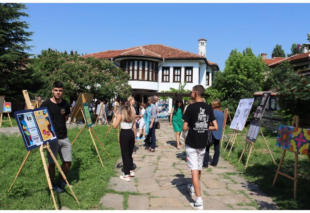 Гимназисти от специалност "Рекламна графика” с изложба в Паскалевата къща в Хасково