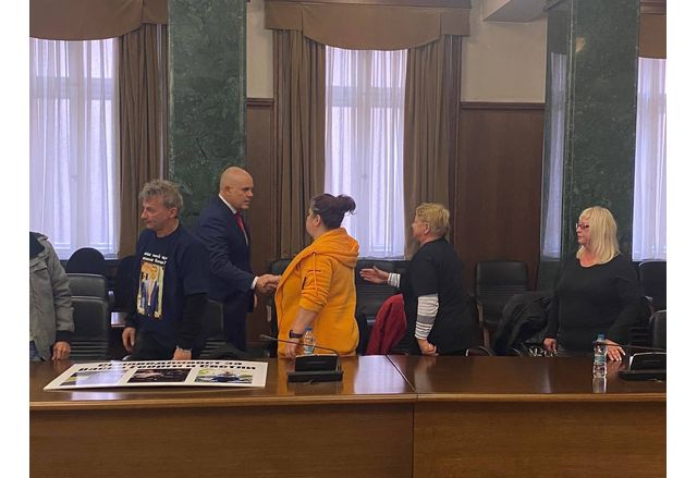 Главният прокурор Иван Гешев се срещна с близки и роднини на жертви на тежки пътнотранспортни произшествия