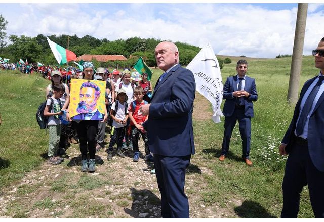 Премиерът Димитър Главчев поздрави участниците в Национален поход "По стъпките на Ботевата чета"