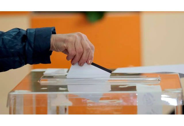 Комисията по правни въпроси която разглежда поправките в Изборния кодекс