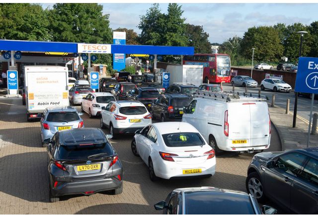 Големи опашки по бензиностанциите във Великобритания заради недостига на шофьори