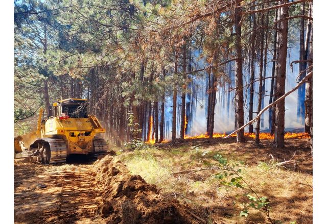 Борбата с пожарите в страната продължава Военните се включиха на