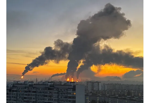 Горящата рафинерия край Москва