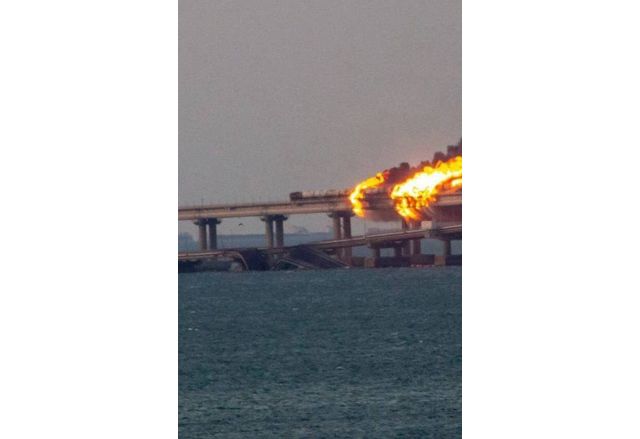 Цистерна с гориво се е запалила на Кримския мост съобщи
