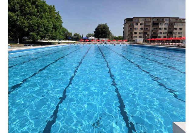 Градският плувен комплекс в Асеновград се радва на огромен интерес