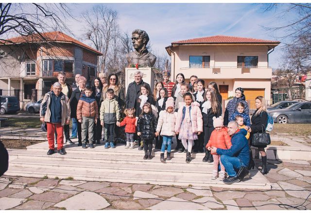 С поклонение пред бюст паметника на Васил Левски на 19 февруари