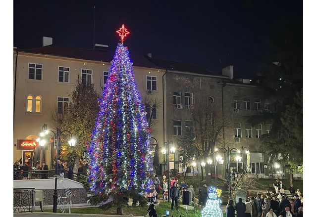 Грейнаха светлините на коледната елха в Карлово