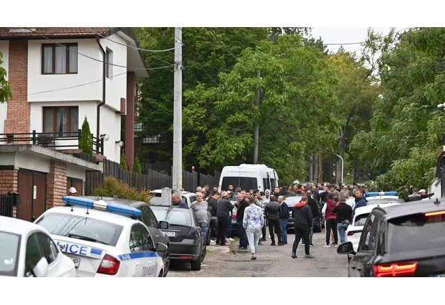 Напрежението пред сарая в който десетилетия наред пребивава феноменологът Ахмед