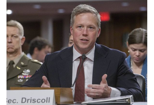 По време на посещение в Киев министърът на армията на