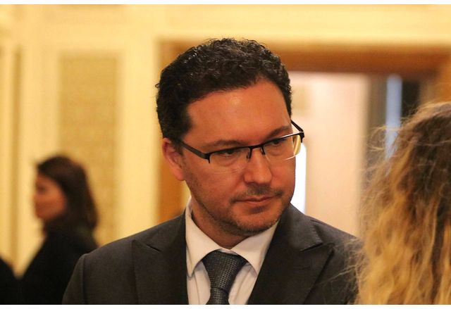 Руски шпиони и крайно леви хуманитарни групи работят с трафиканти