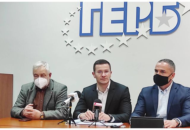 Арх Мартин Паскалев Дарин Петков и Стефан Духтев общински съветници