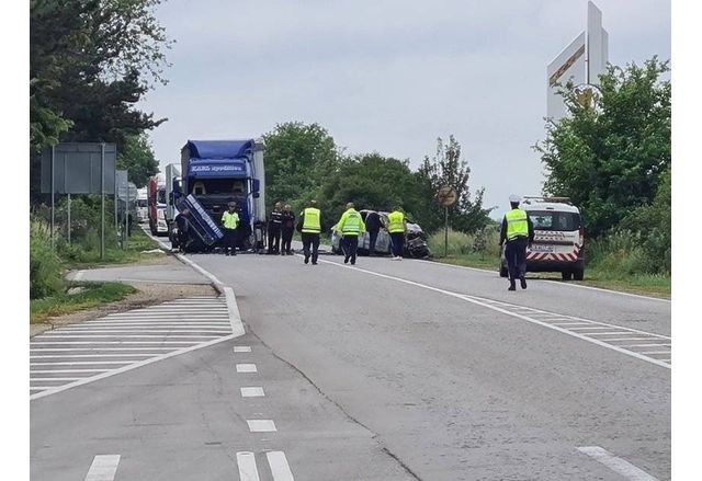 Двама души загинаха при тежка катастрофа на пътя Русе - Бяла, кола се блъсна в тир