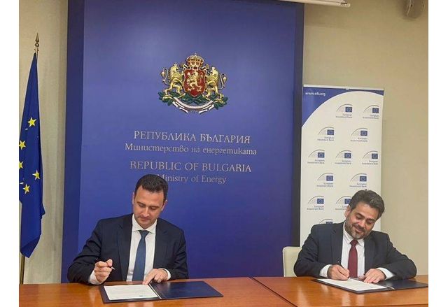 Министърът на енергетиката Жечо Станков при подписването на споразумение за консултантска помощ с Европейската инвестиционна банка, което има за цел да улесни процеса на декарбонизация на въглищния комплекс