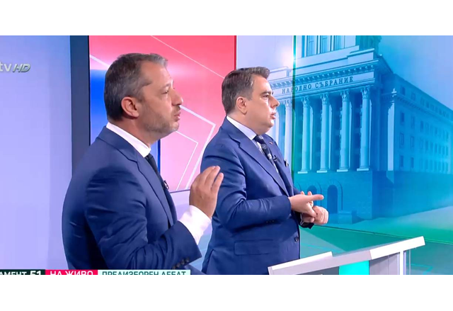 Чета как Асен Василев между Бойко Пеевски и Радев щял