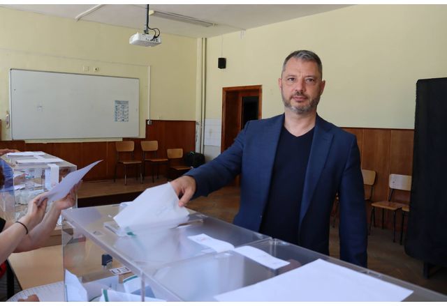 Водачът на листата на ГЕРБ – СДС Делян Добрев гласува