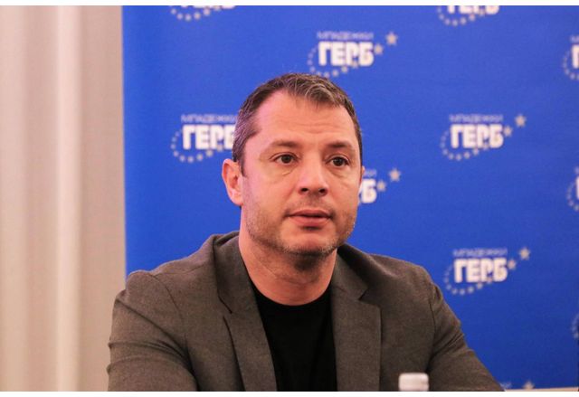 Депутатът от ГЕРБ Делян Добрев обвини финансовия министър в оставка