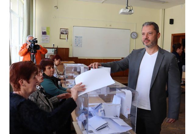 Водачът на листата на ГЕРБ-СДС в Хасково Делян Добрев гласува